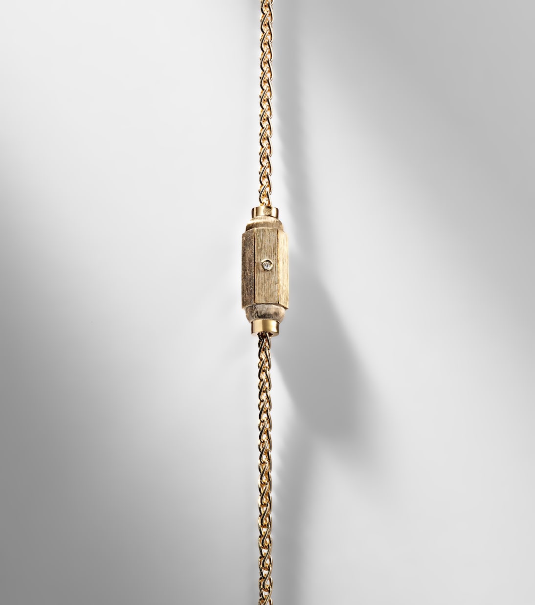 Bracciale Coco Micro in oro 18kt con diamanti, design elegante per giovani di MARIE LICHTENBERG