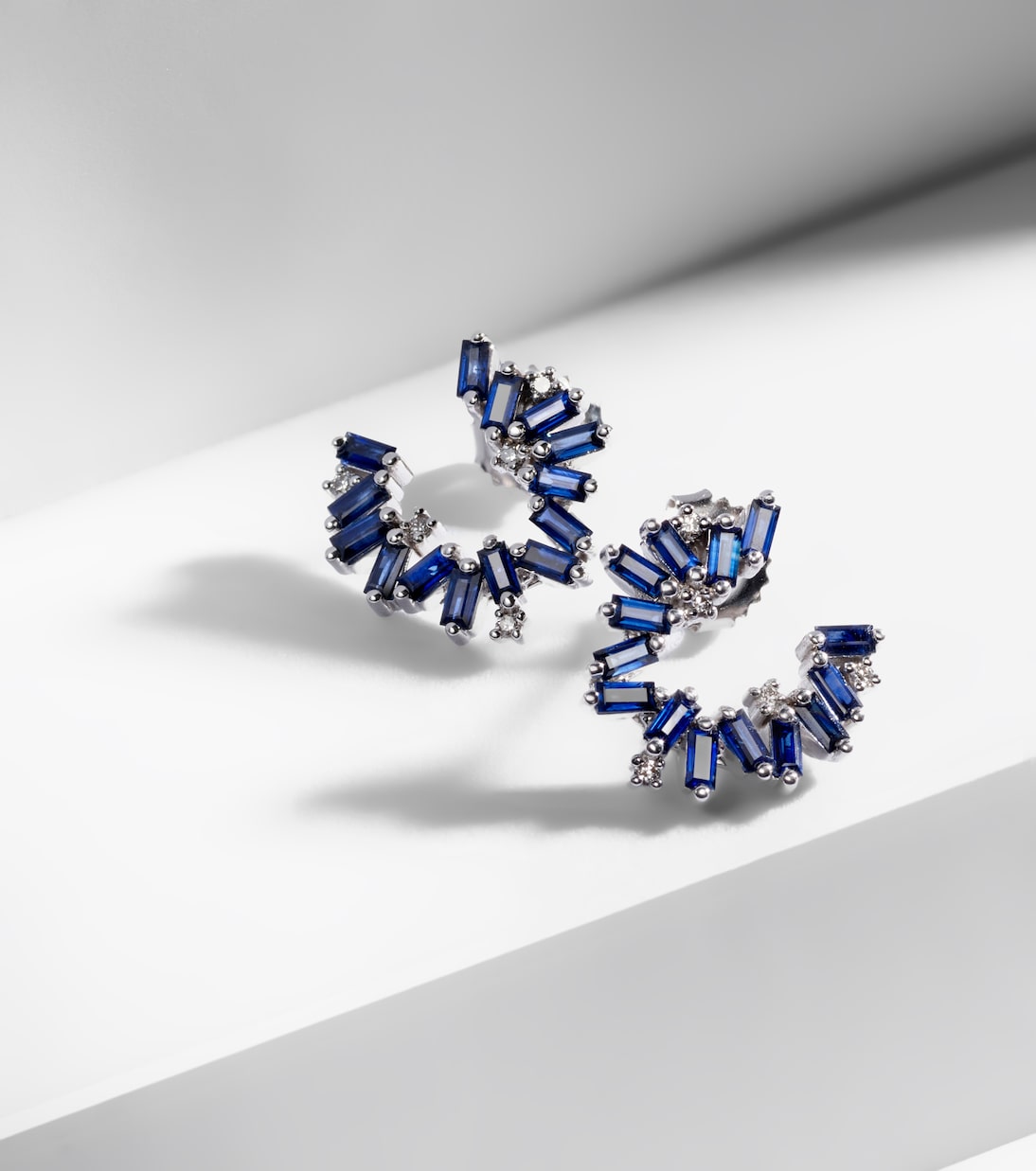 Boucles d’oreilles en or blanc 18 cts, diamants et saphirs | Suzanne Kalan