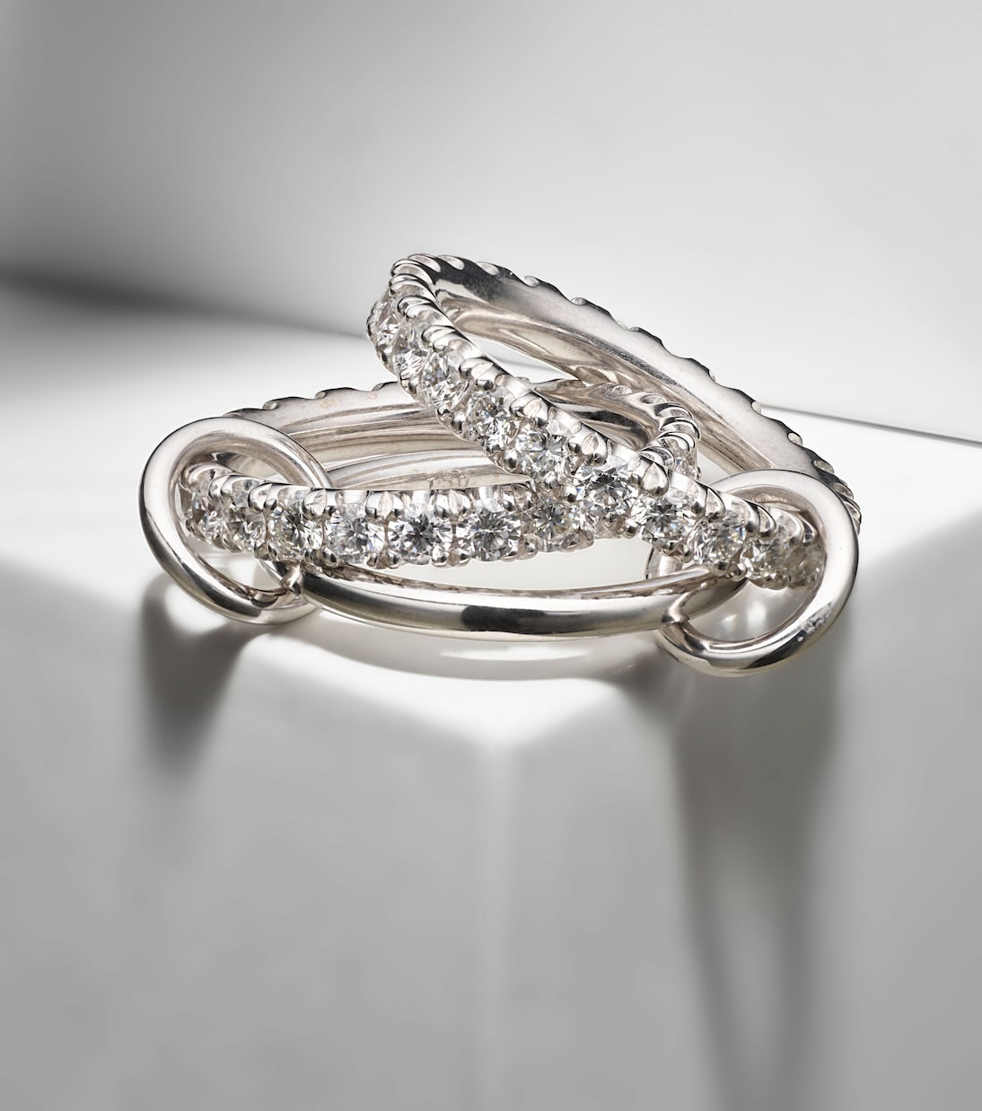 Anello in oro bianco 18kt SPINELLI KILCOLLIN con diamanti, modello Juno, per uno stile giovane e raffinato