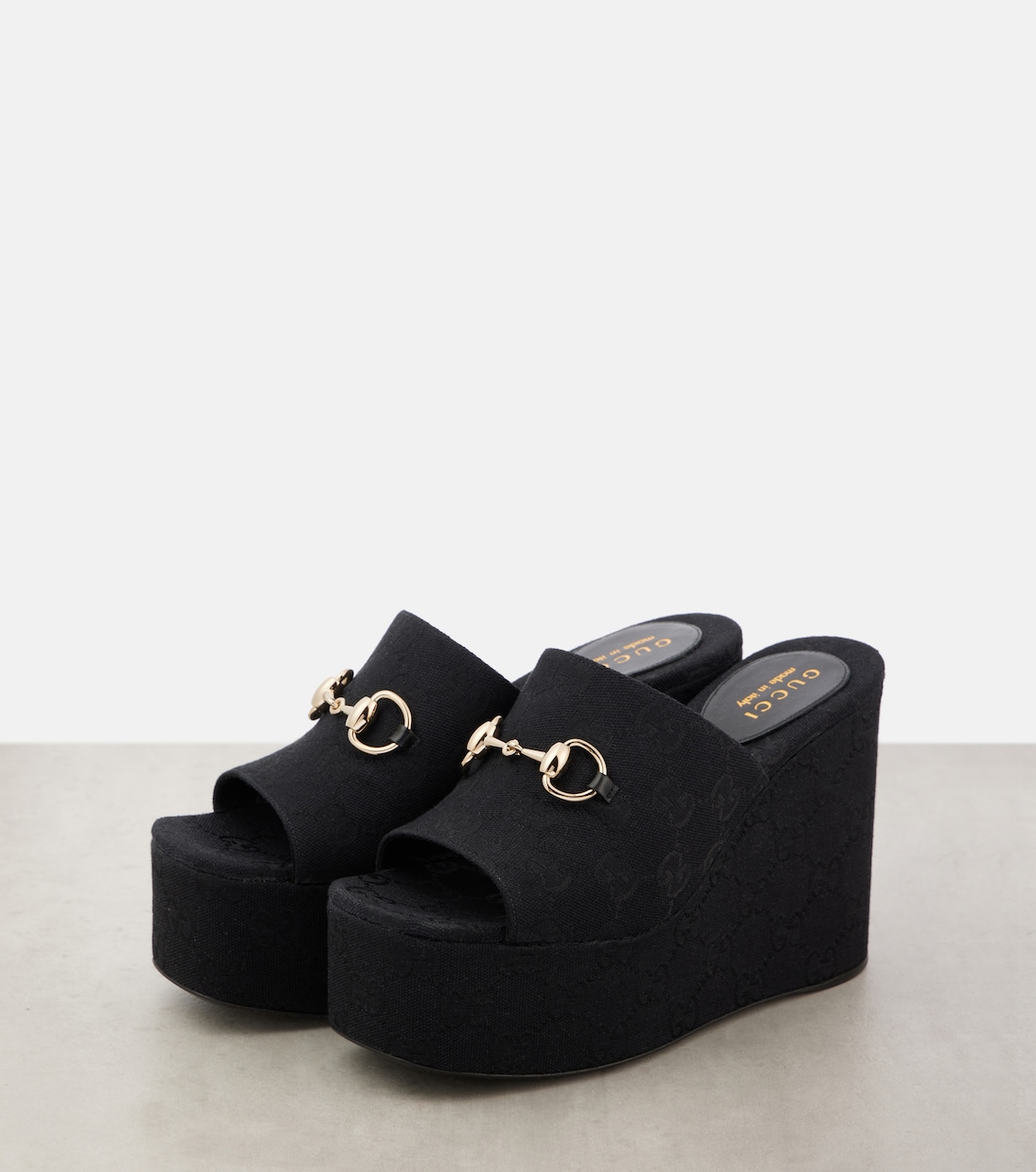 Sandali platform in tela con dettaglio Horsebit di GUCCI, modello Carmen 60, per uno stile giovane e trendy.
