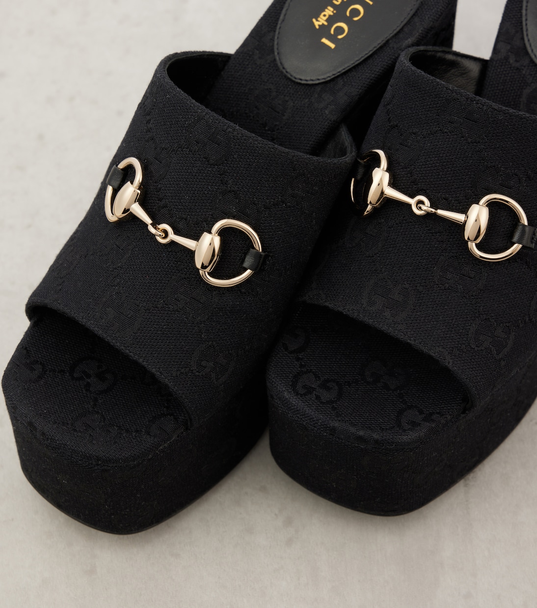 Sandali platform in tela con dettaglio Horsebit di GUCCI, modello Carmen 60, per uno stile giovane e trendy.