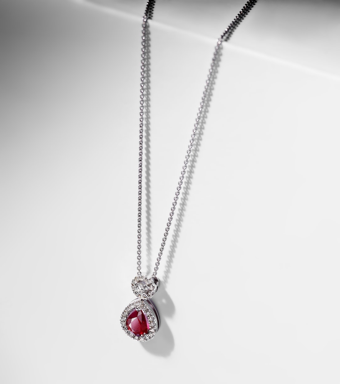 Collana Classics in oro bianco 18kt con rubino | Bucherer Fine Jewellery
