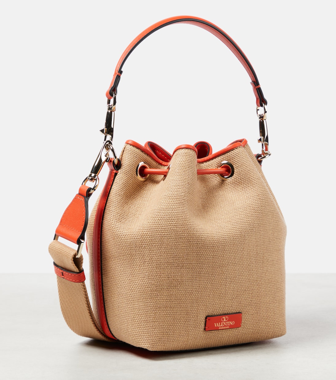 Locò Small raffia-effect bucket bag | Valentino Garavani