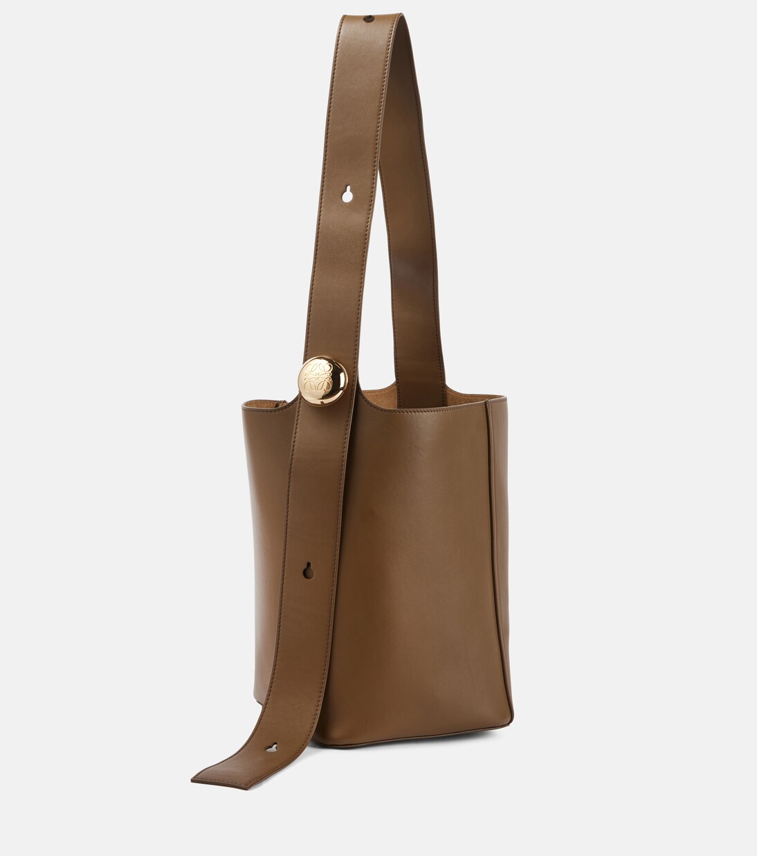 Pebble Medium leather bucket bag in brown Loewe Mytheresa