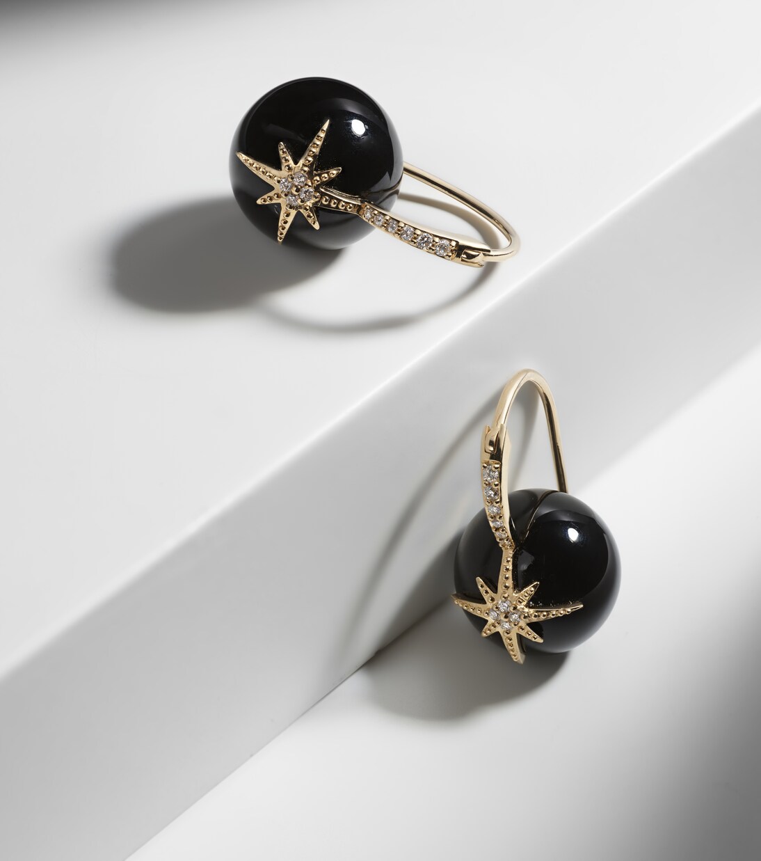 Orecchini in oro 14kt SYDNEY EVAN con diamanti e onice, stile giovane e chic