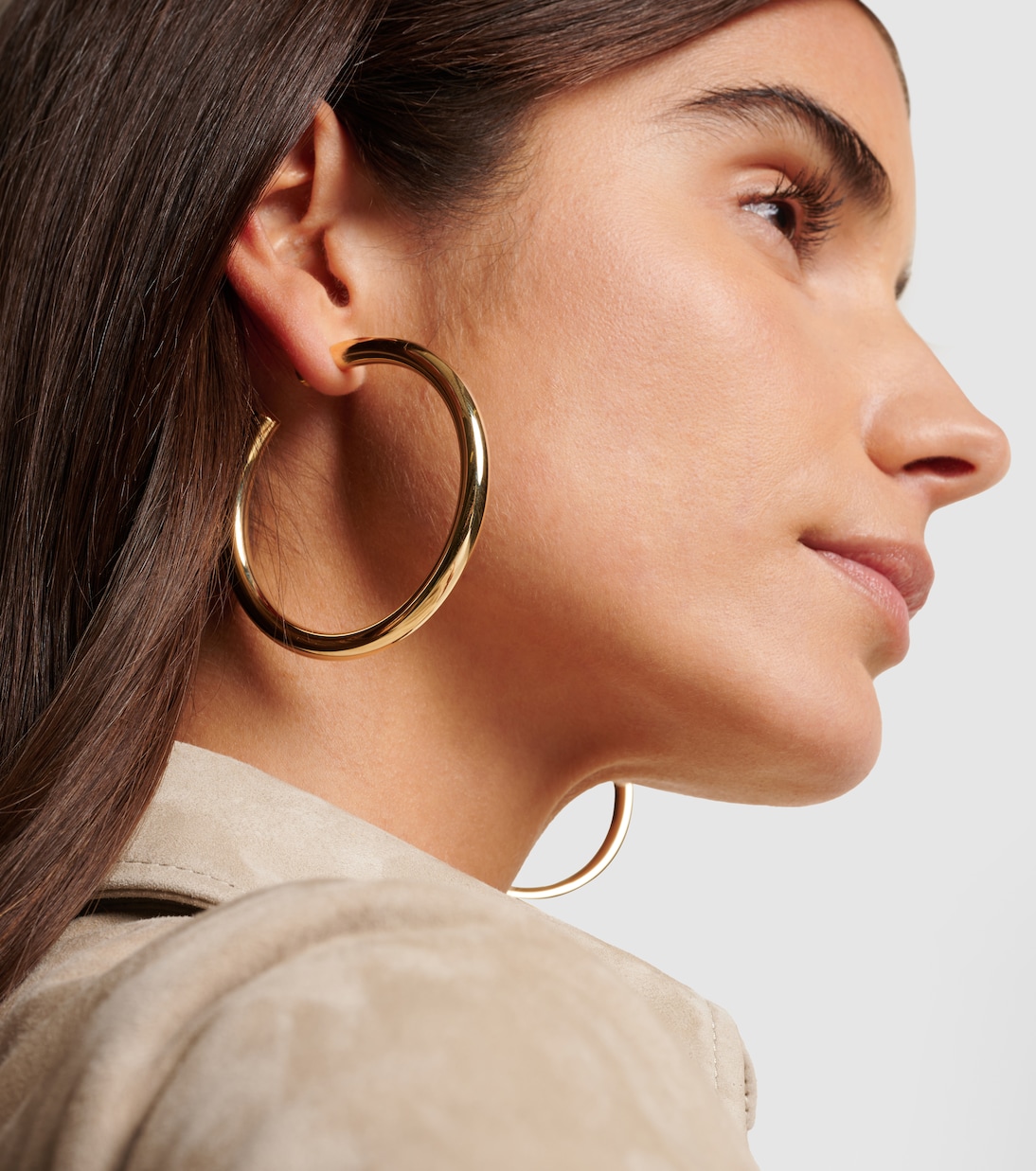 Orecchini a cerchio placcati oro 14kt Natasha di Jennifer Fisher per giovani trendy
