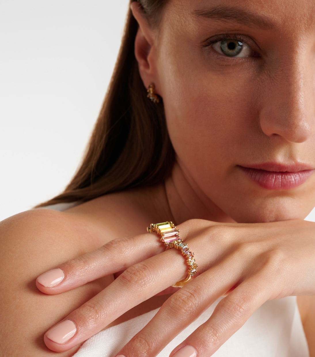 Anello arcobaleno pastello in oro 14kt con zaffiri firmato Suzanne Kalan, gioiello trendy per giovani