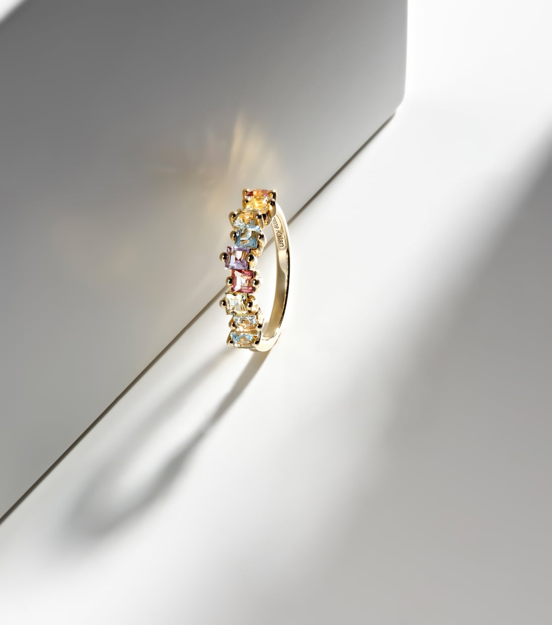 Anello arcobaleno pastello in oro 14kt con zaffiri firmato Suzanne Kalan, gioiello trendy per giovani