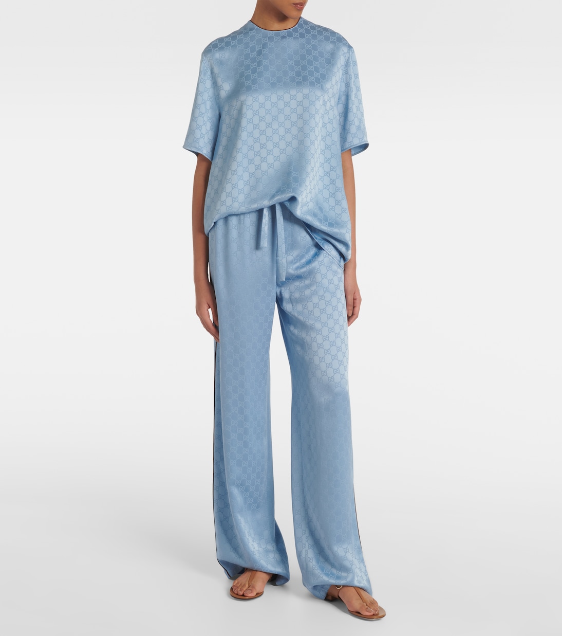 Sandali in pelle GUCCI con dettaglio Horsebit, perfetti per uno stile giovane e moderno.