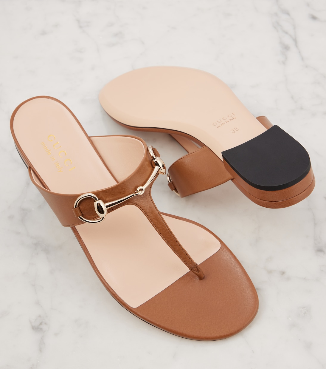 Sandali in pelle GUCCI con dettaglio Horsebit, perfetti per uno stile giovane e moderno.