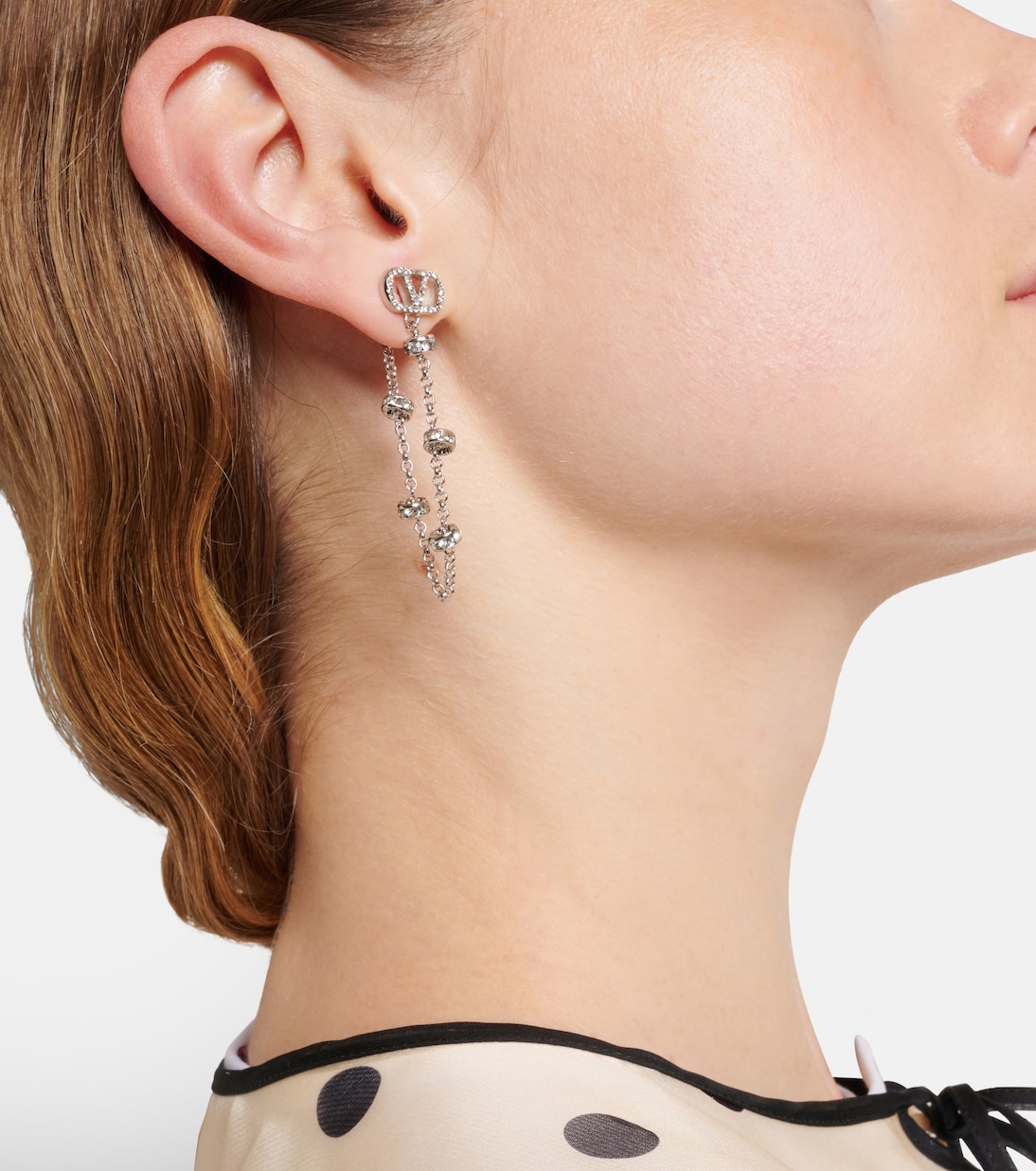 Orecchini VLogo Valentino con dettagli decorativi, stile giovane e moderno