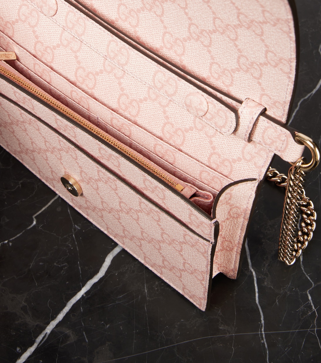 Cartera con cadena GG Emblem con piel | Gucci