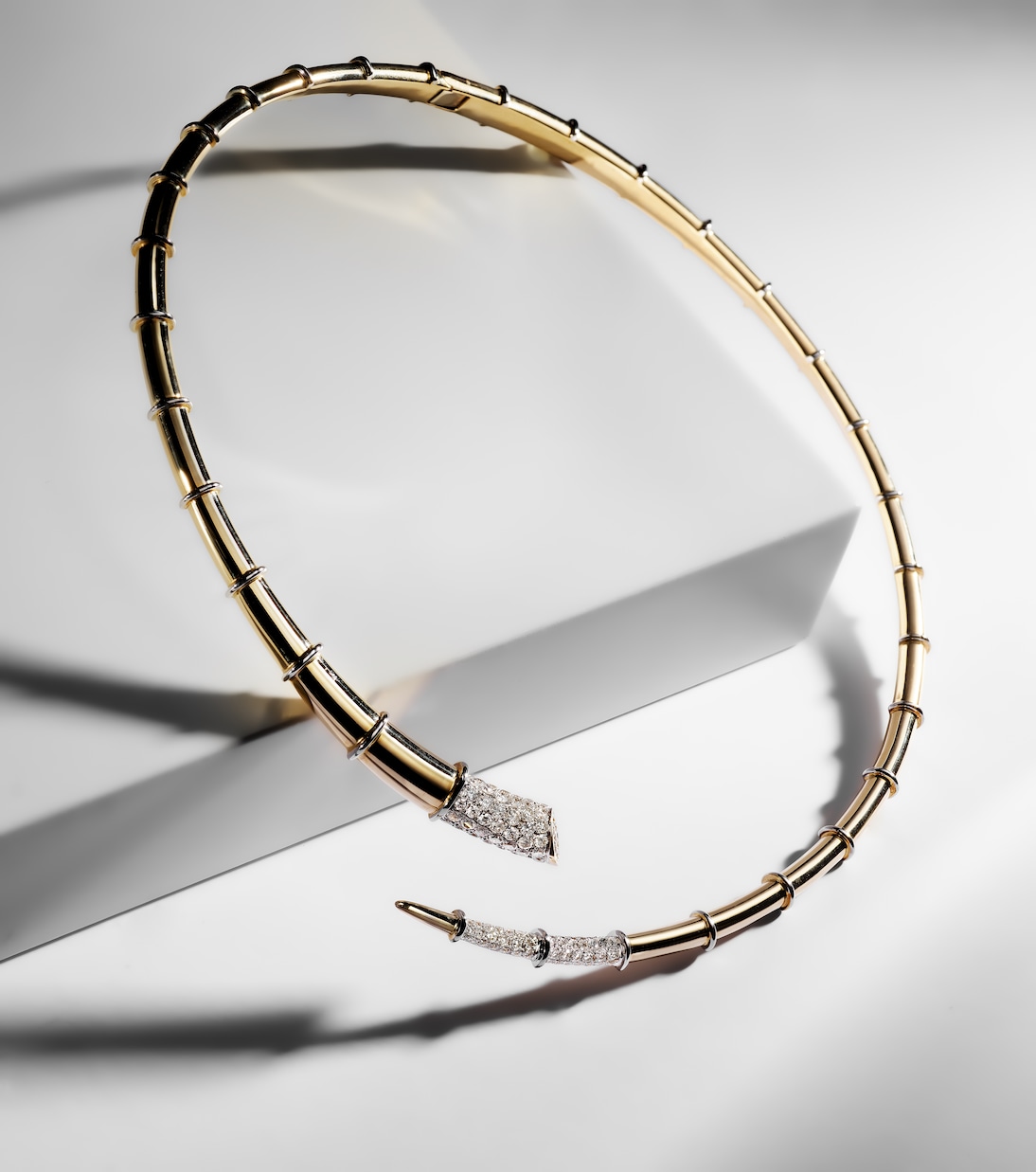 Collana in oro 14kt con diamanti a forma di corno arcobaleno per uno stile giovane e unico