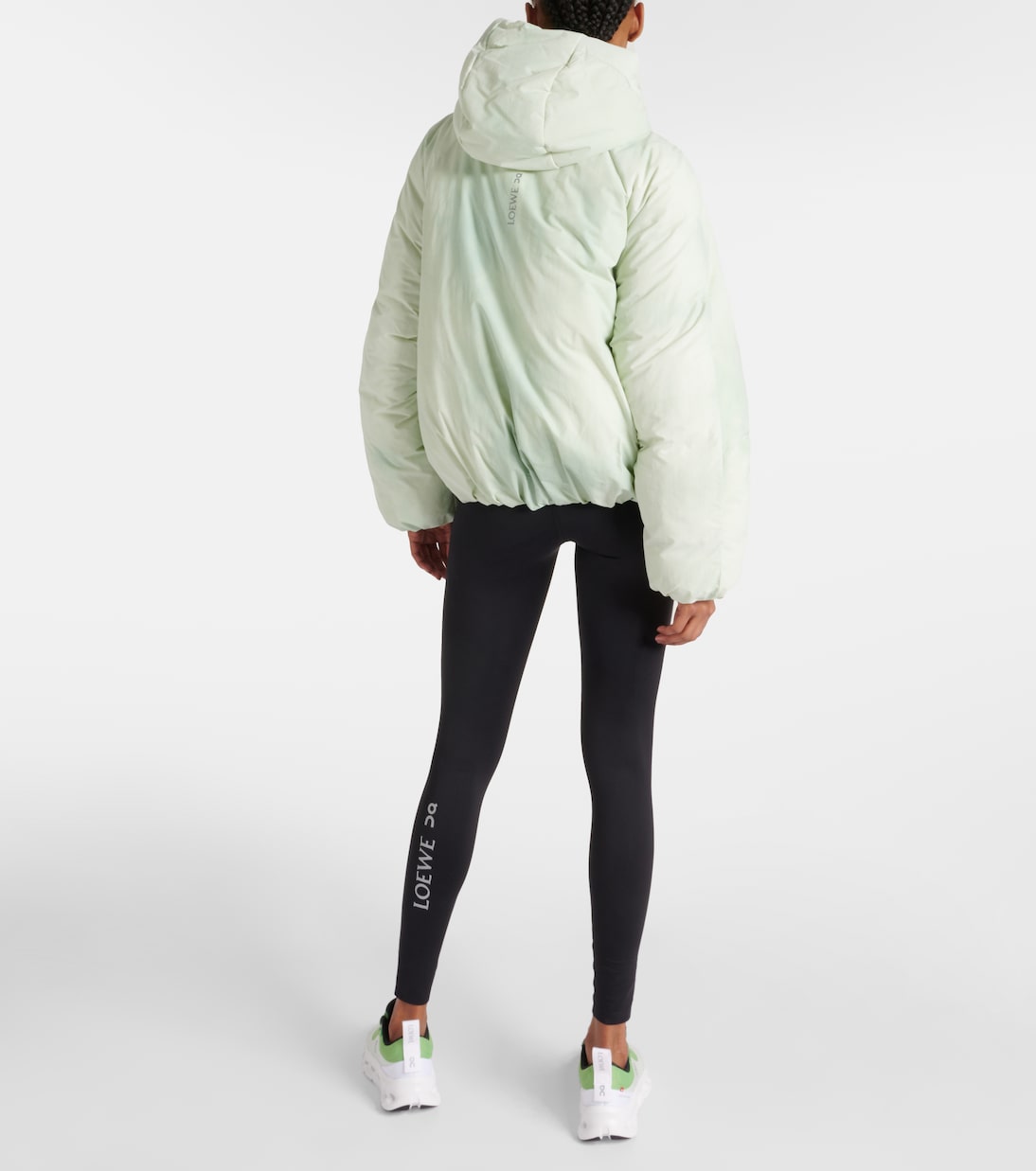 Chaqueta Técnica Tie-Dye de Loewe X On: Estilo Joven y Moderno