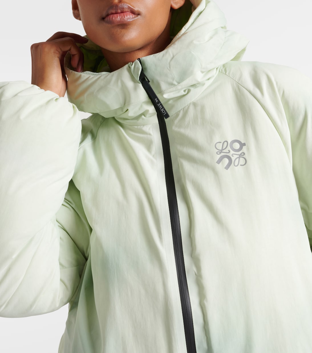 Chaqueta Técnica Tie-Dye de Loewe X On: Estilo Joven y Moderno