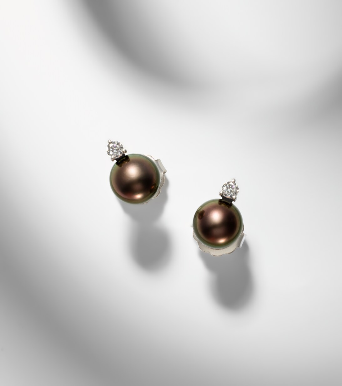 18kt white gold earrings with pearls and diamonds | Mikimoto