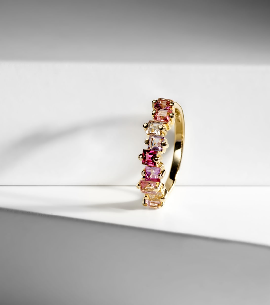 Anello in oro 14kt con topazio, ametista e rodolite di SUZANNE KALAN, perfetto per giovani trendy