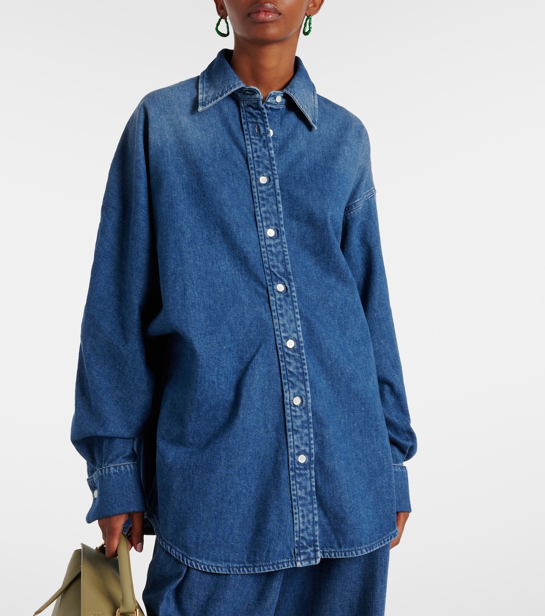 Camisa de mezclilla moderna para jóvenes, estilo urbano y casual.