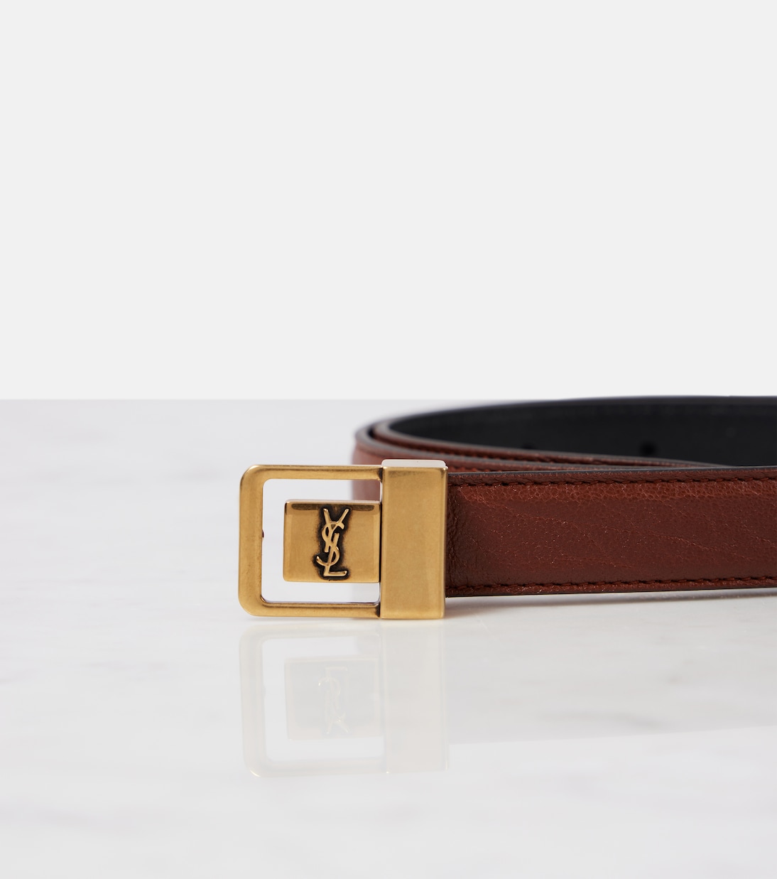 Cintura in pelle Saint Laurent La 66, design moderno e taglio slim per uno stile giovane e audace