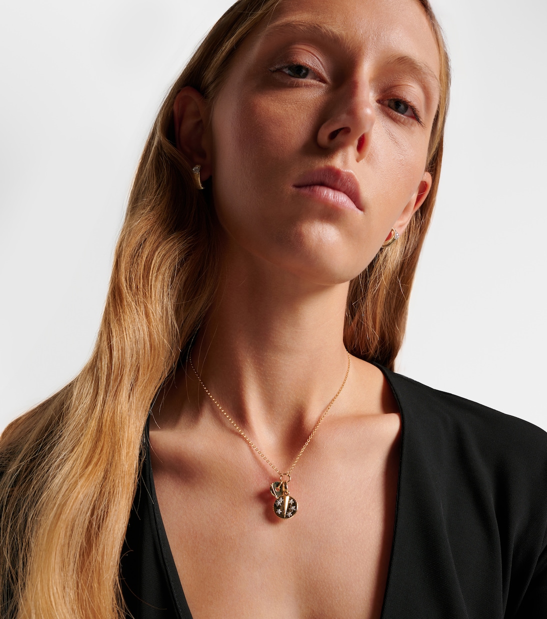 Collana pendente FOUNDRAE in oro 18kt con diamanti, simbolo di resilienza e stile giovane