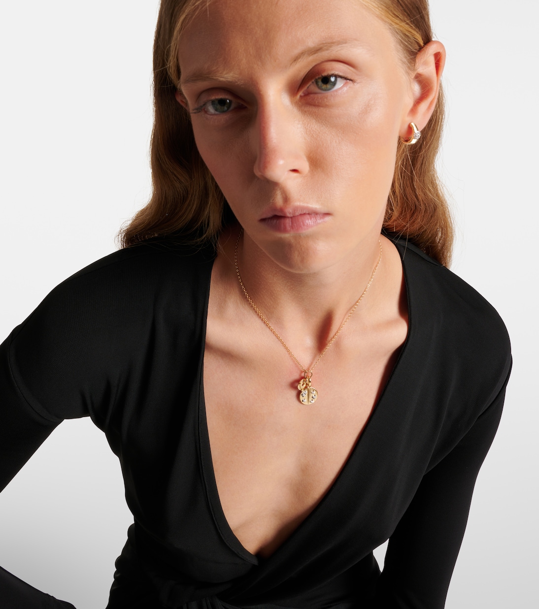 Collana pendente FOUNDRAE in oro 18kt con diamanti, simbolo di resilienza e stile giovane