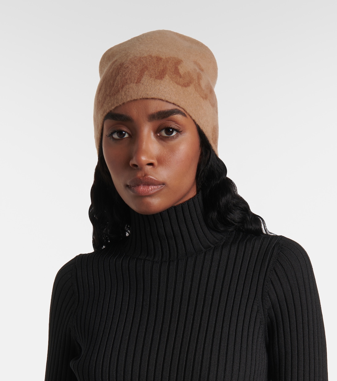 Berretto in lana e cashmere BALENCIAGA, stile giovanile e moda urbana