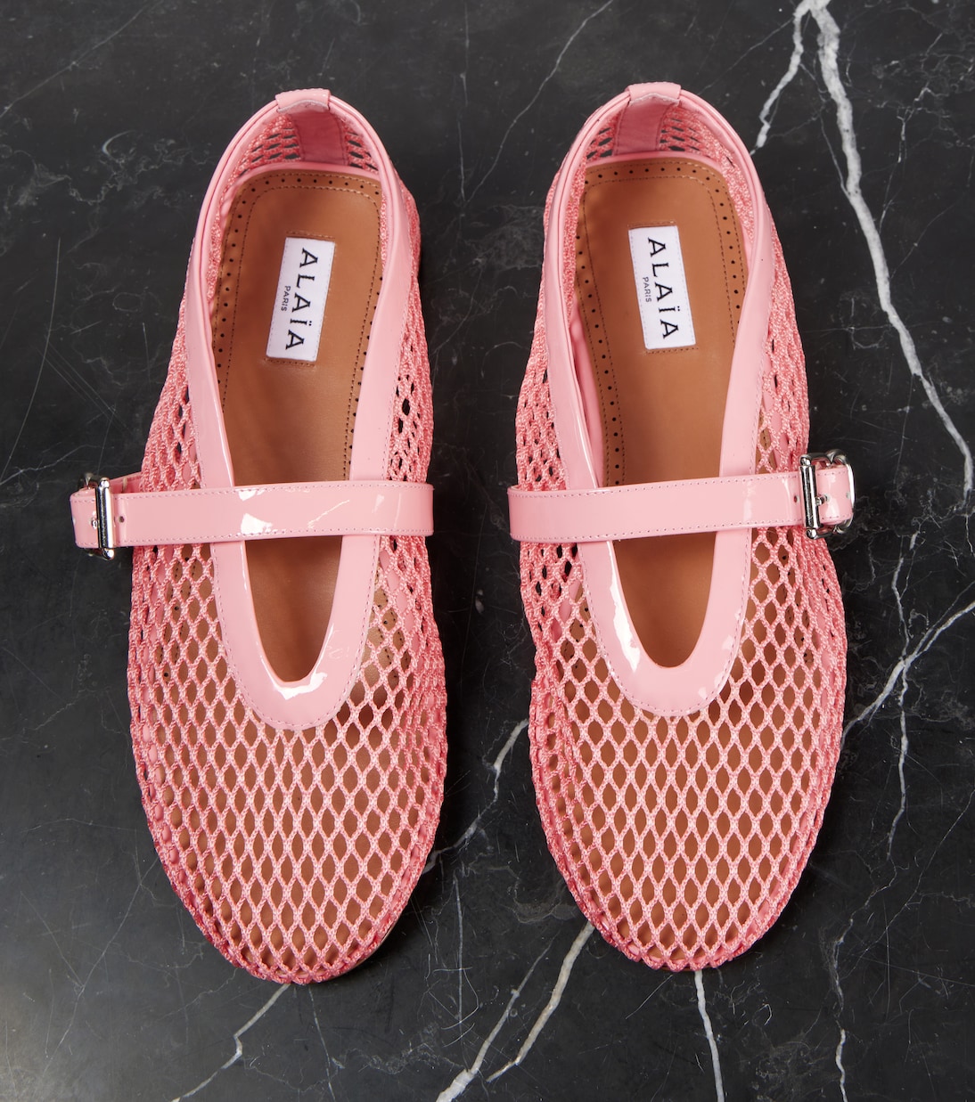Scarpe basse in mesh con dettagli in vernice ALAÏA per uno stile giovane e moderno