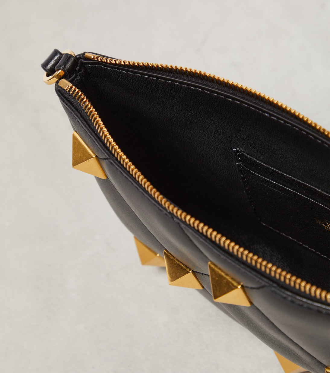 Pochette Roman Stud en cuir matelassé | Valentino Garavani