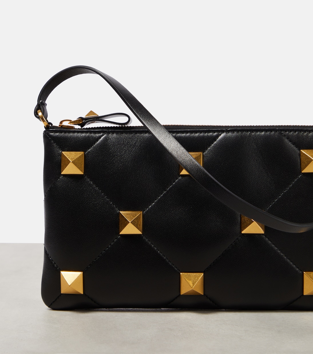Pochette Roman Stud en cuir matelassé | Valentino Garavani