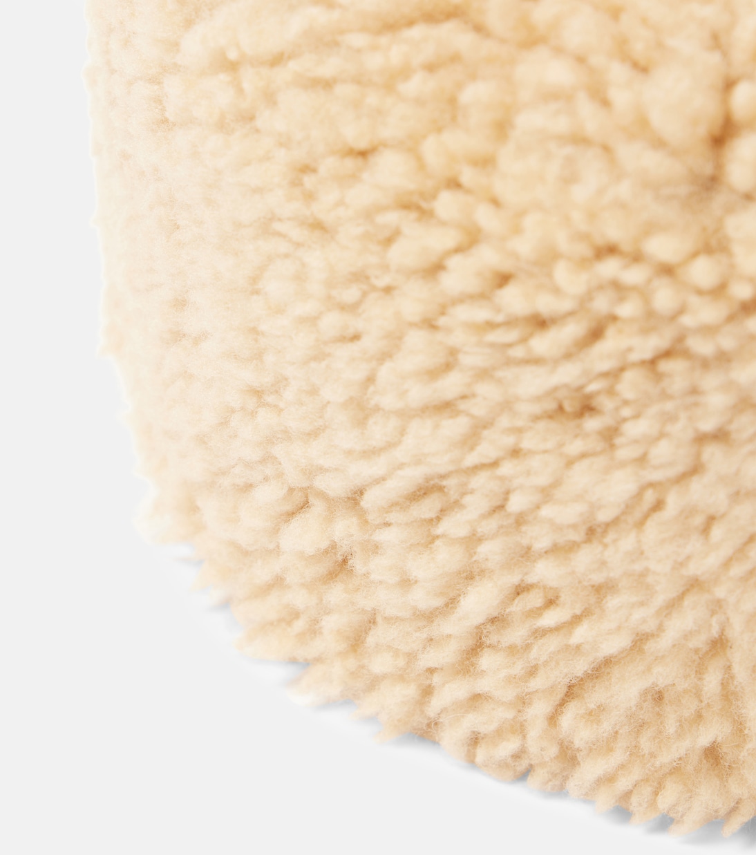 Cappello in Shearling TOTEME per uno Stile Giovane e Moderno