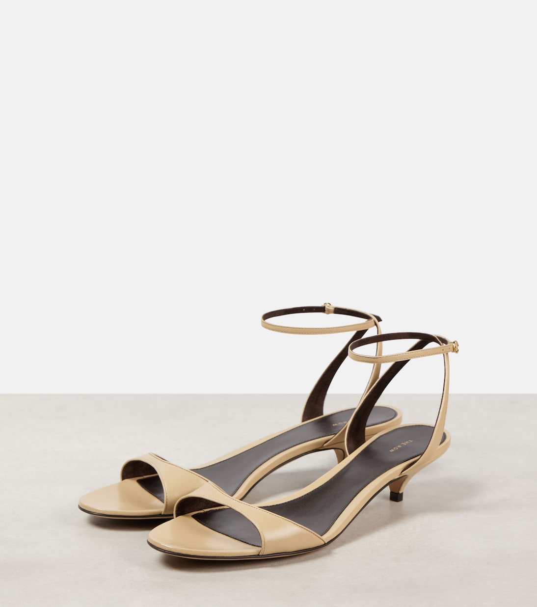 Sandali in pelle Vika 35: stile giovane e comfort moderno