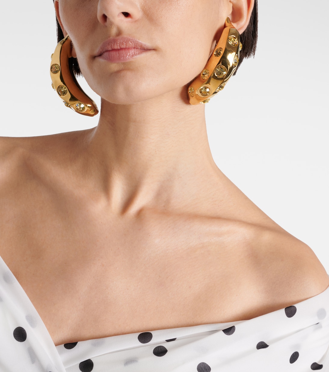 Orecchini JACQUEMUS con dettagli in cristallo a tema banane per uno stile giovane e trendy