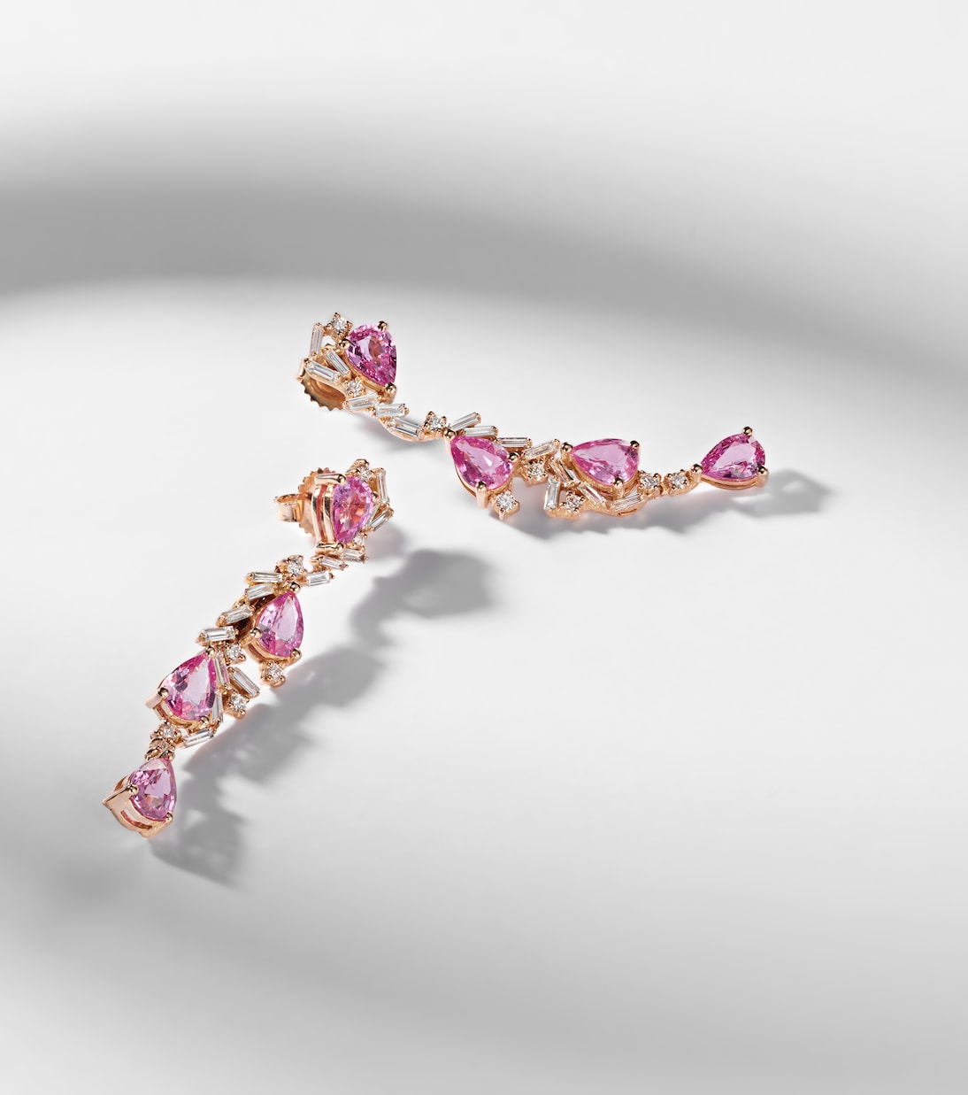 Ohrringe aus 18kt Roségold mit Diamanten und Saphiren | Suzanne Kalan