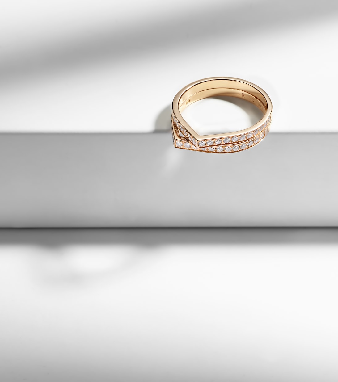 Anello in oro rosa Antifer con diamanti, design moderno per giovani alla moda