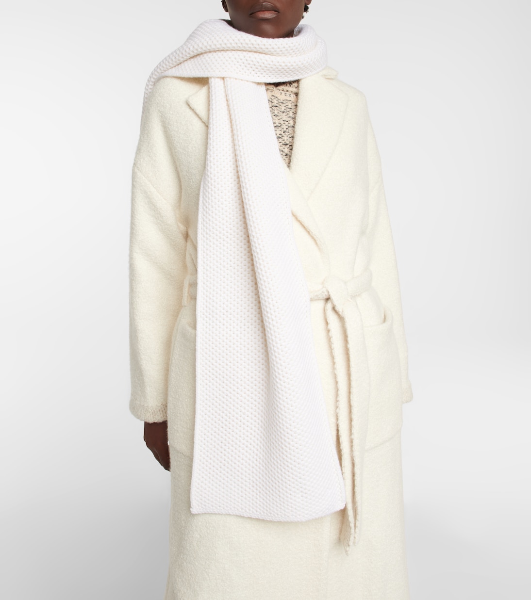 Scialle in cashmere Rougemont di Loro Piana: eleganza giovane e senza tempo