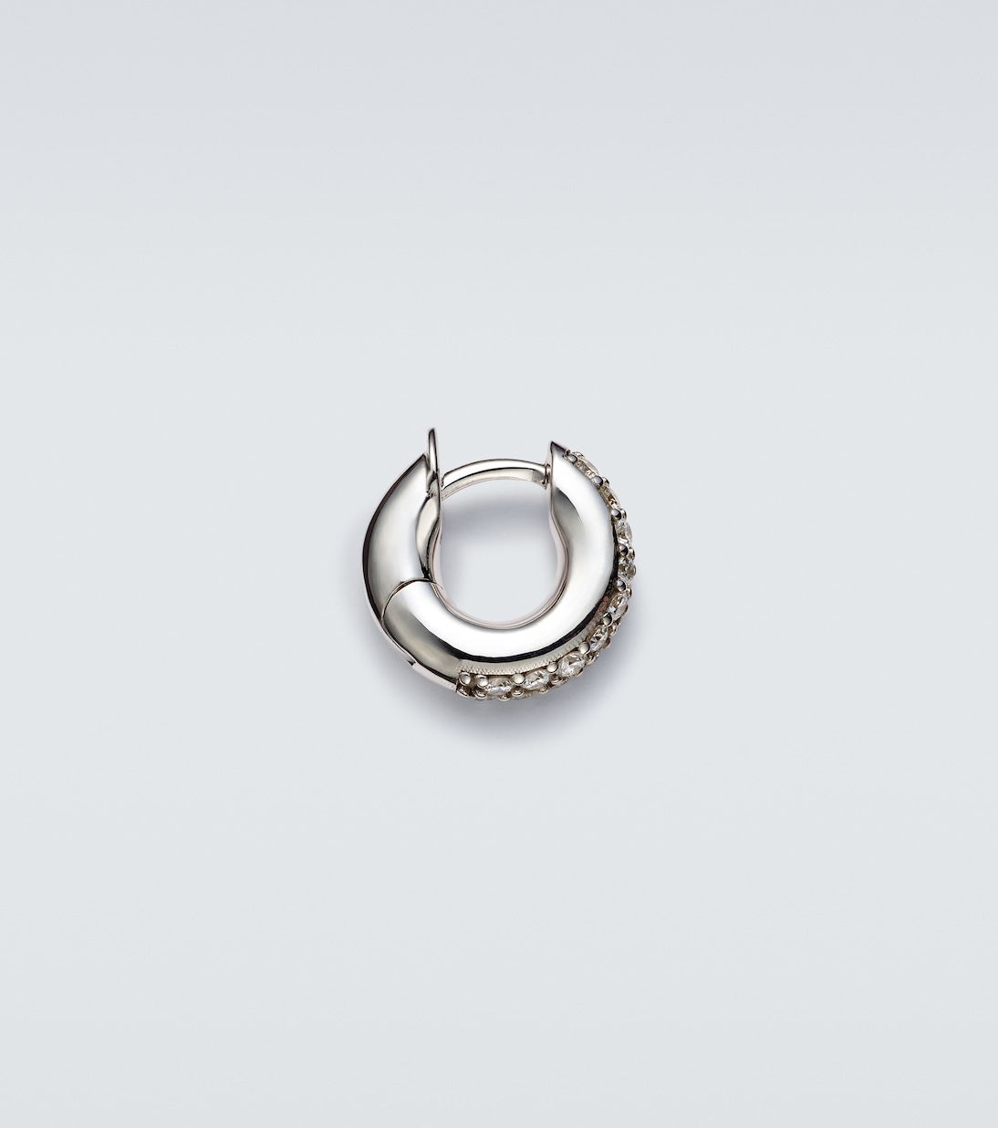 Orecchino singolo Macro Hoop Mini in oro bianco 18kt con diamanti | Spinelli Kilcollin