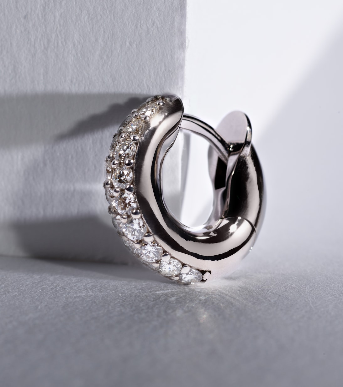 Orecchino singolo Macro Hoop Mini in oro bianco 18kt con diamanti | Spinelli Kilcollin