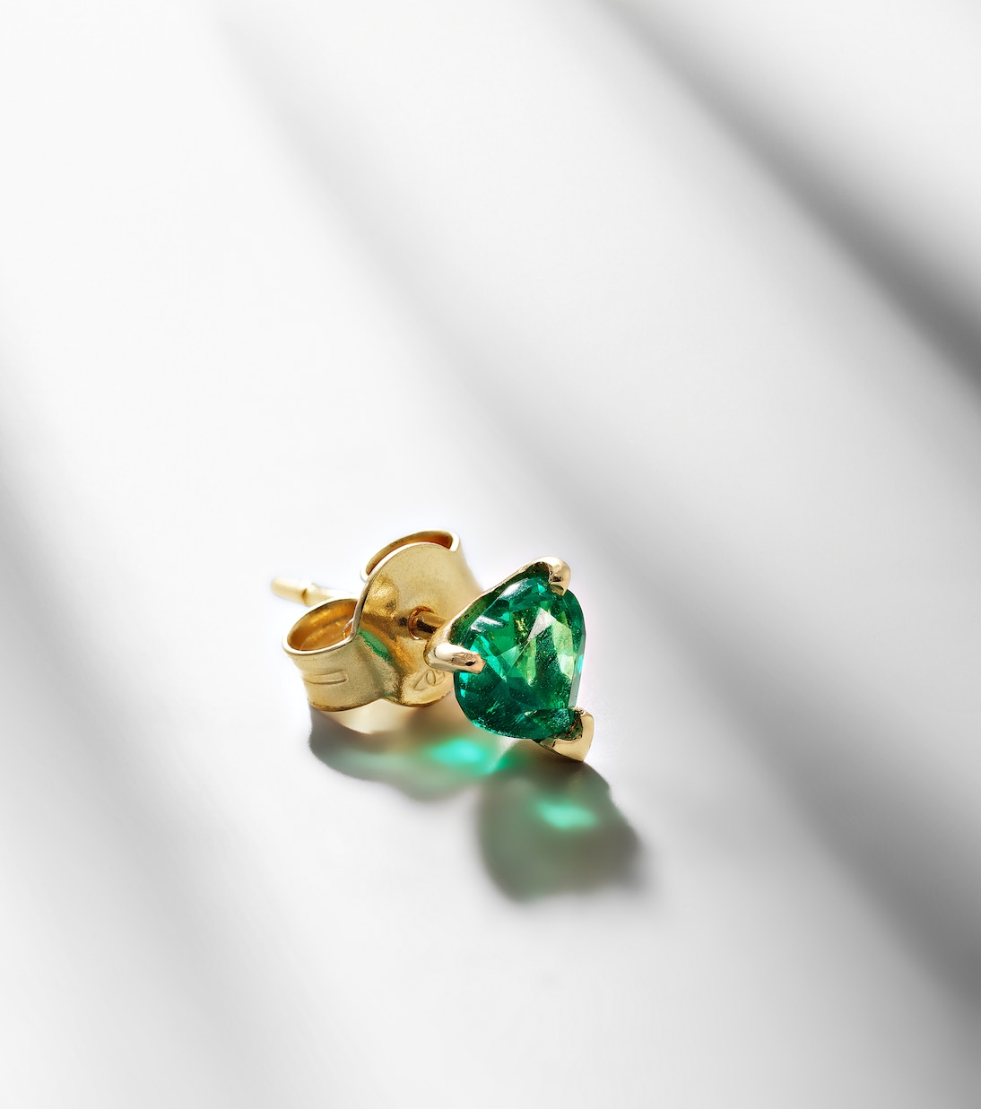 Orecchino singolo ROXANNE in oro 14kt con smeraldo, gioiello giovane e chic