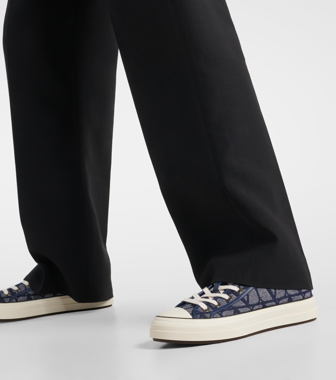 【関税&送料込】Valentino Garavani Toile Iconographe Denim S Totaloop Toile Iconographe denim sneakers in blue