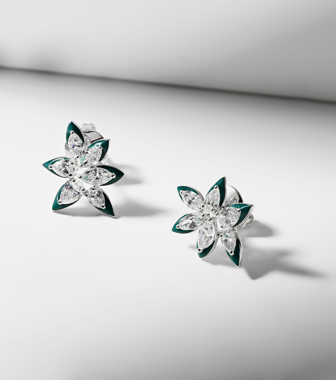 Orecchini asimmetrici in oro bianco 18kt con smalto e diamanti | Kamyen