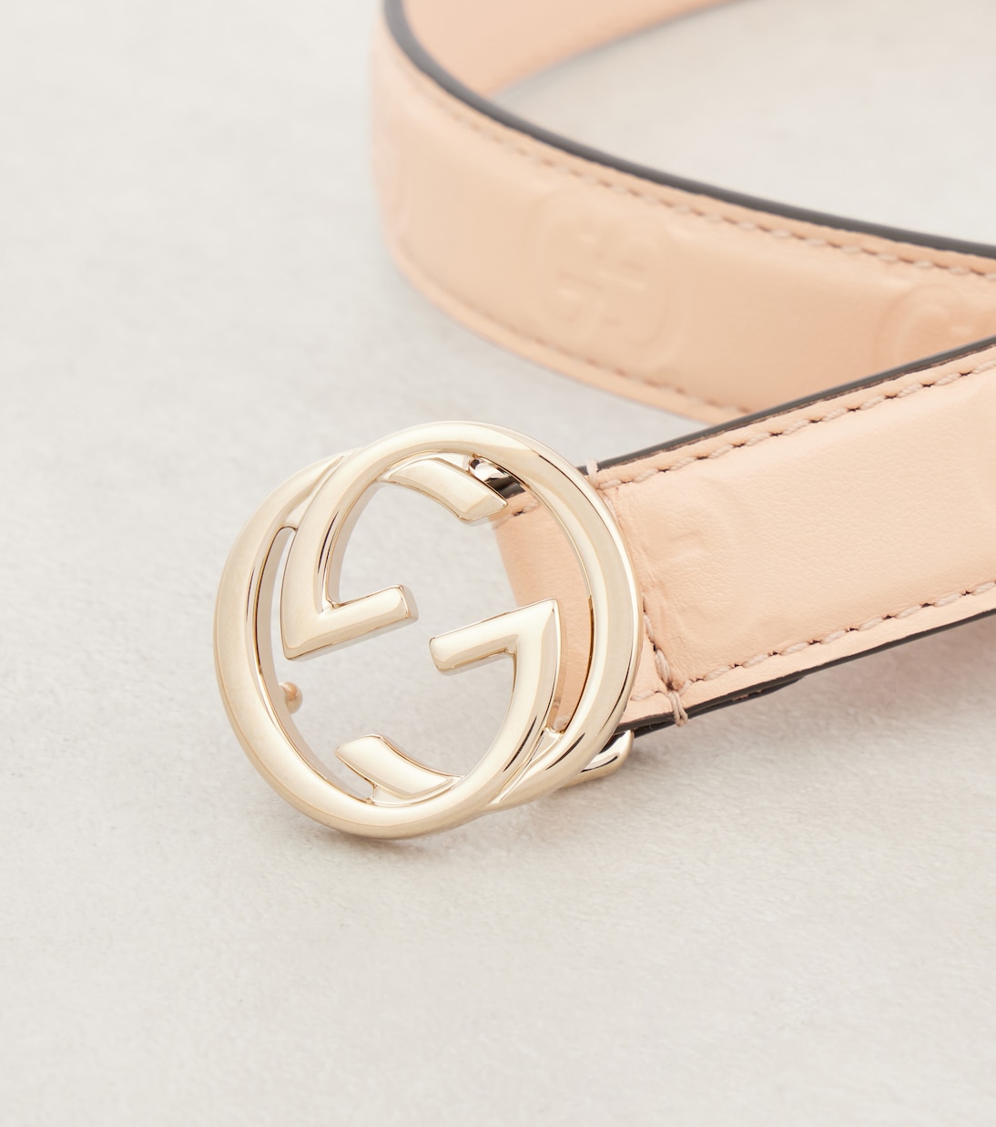 Cintura in pelle GUCCI con logo intrecciato, stile giovane e moderno