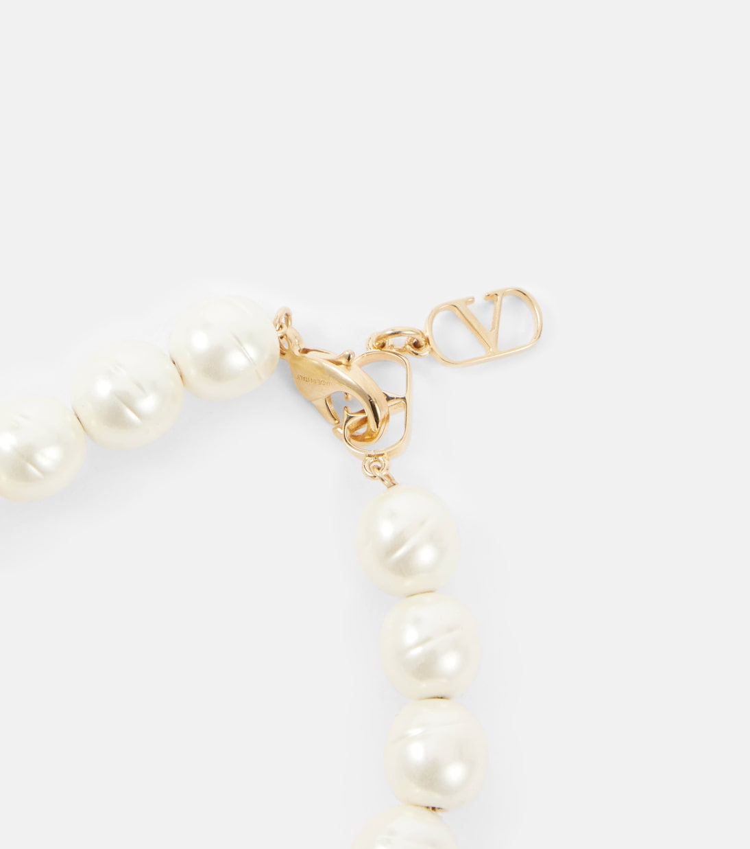 Bracciale VLogo con perle finte Valentino, stile giovane e trendy