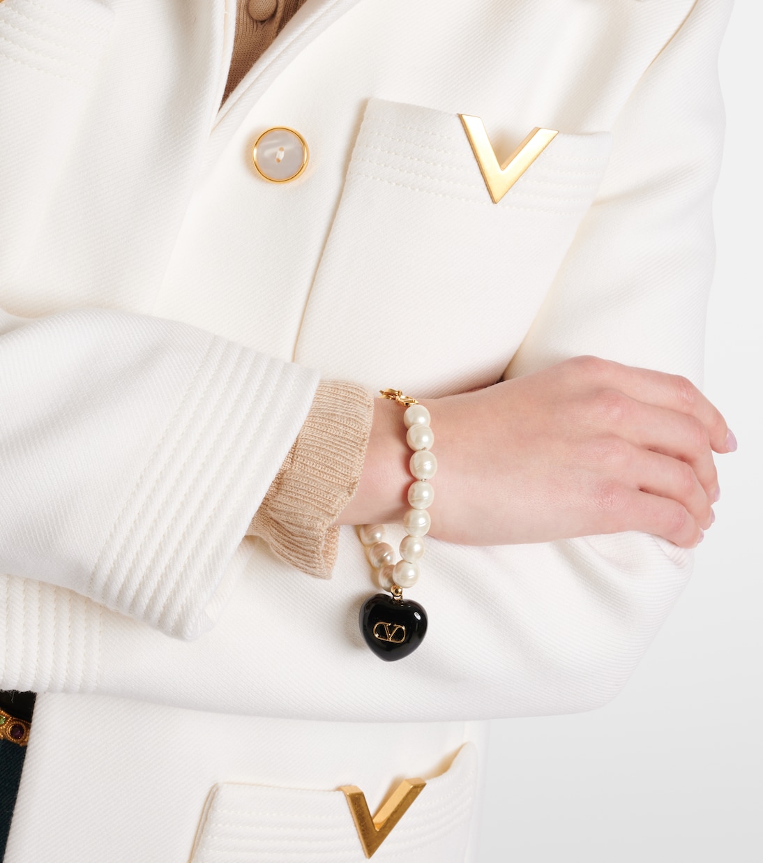 Bracciale VLogo con perle finte Valentino, stile giovane e trendy