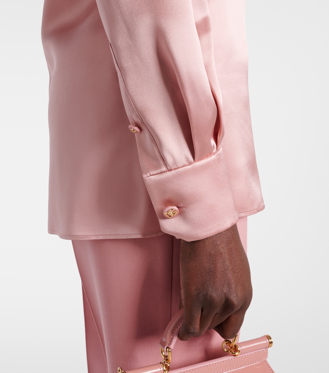 Camicetta in seta lucida con drappeggio, elegante e comoda per giovani