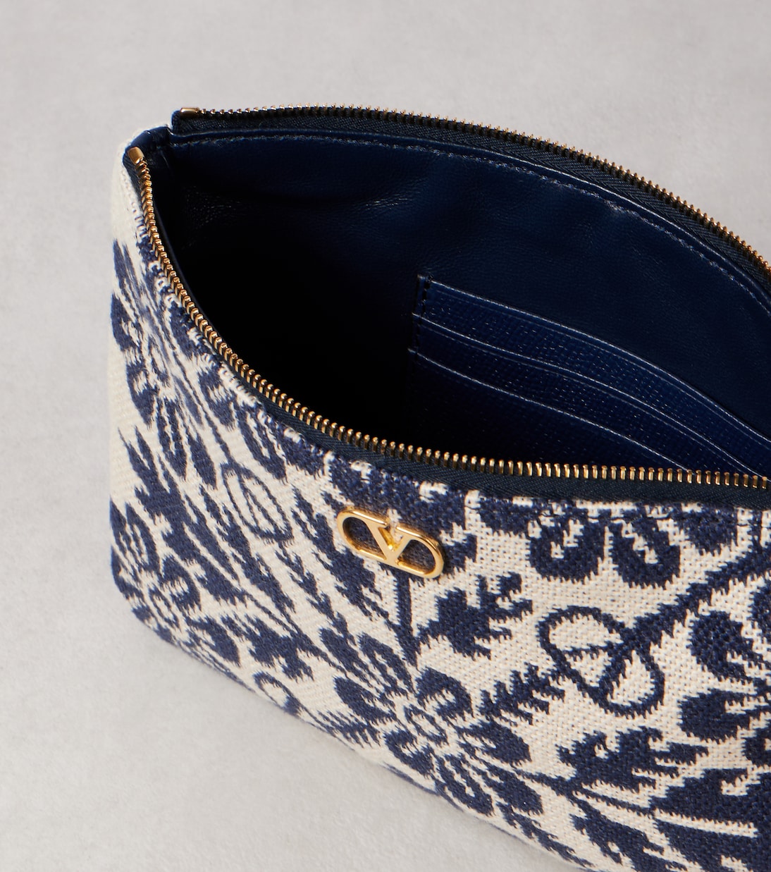 Pochette VLogo en jacquard à fleurs | Valentino Garavani