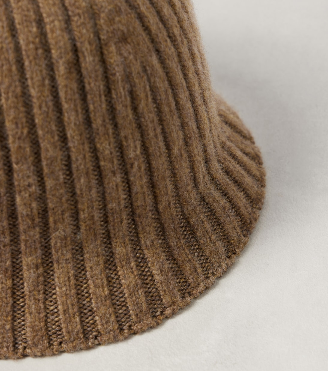 Cappello in misto cashmere Loro Piana, motivo rigato, stile giovane e moderno