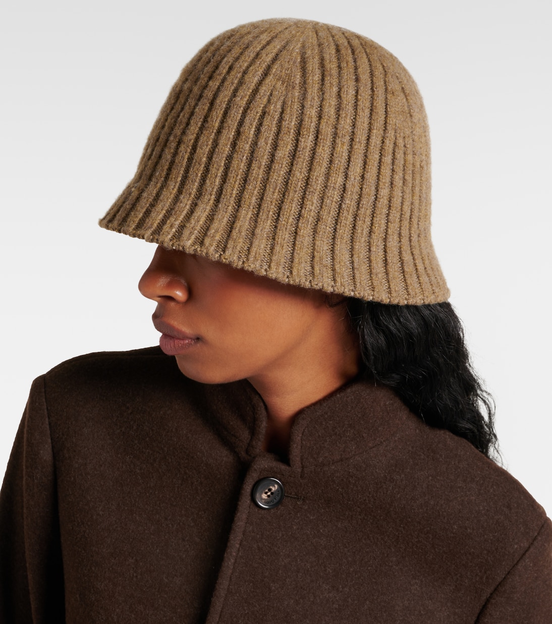 Cappello in misto cashmere Loro Piana, motivo rigato, stile giovane e moderno