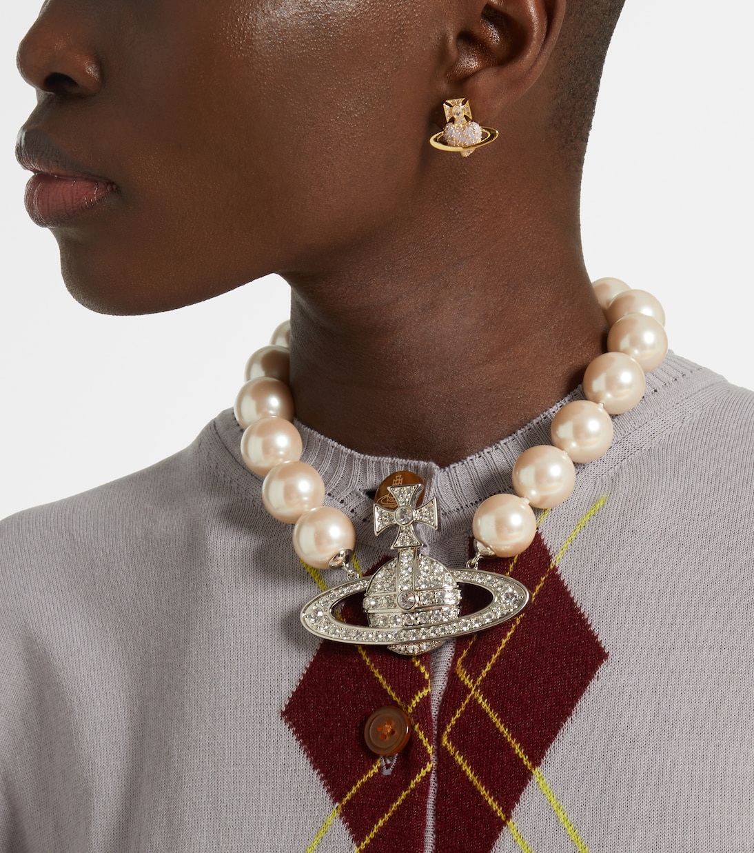 Orecchini con decorazione Orb Agnatha di Vivienne Westwood per stile giovanile