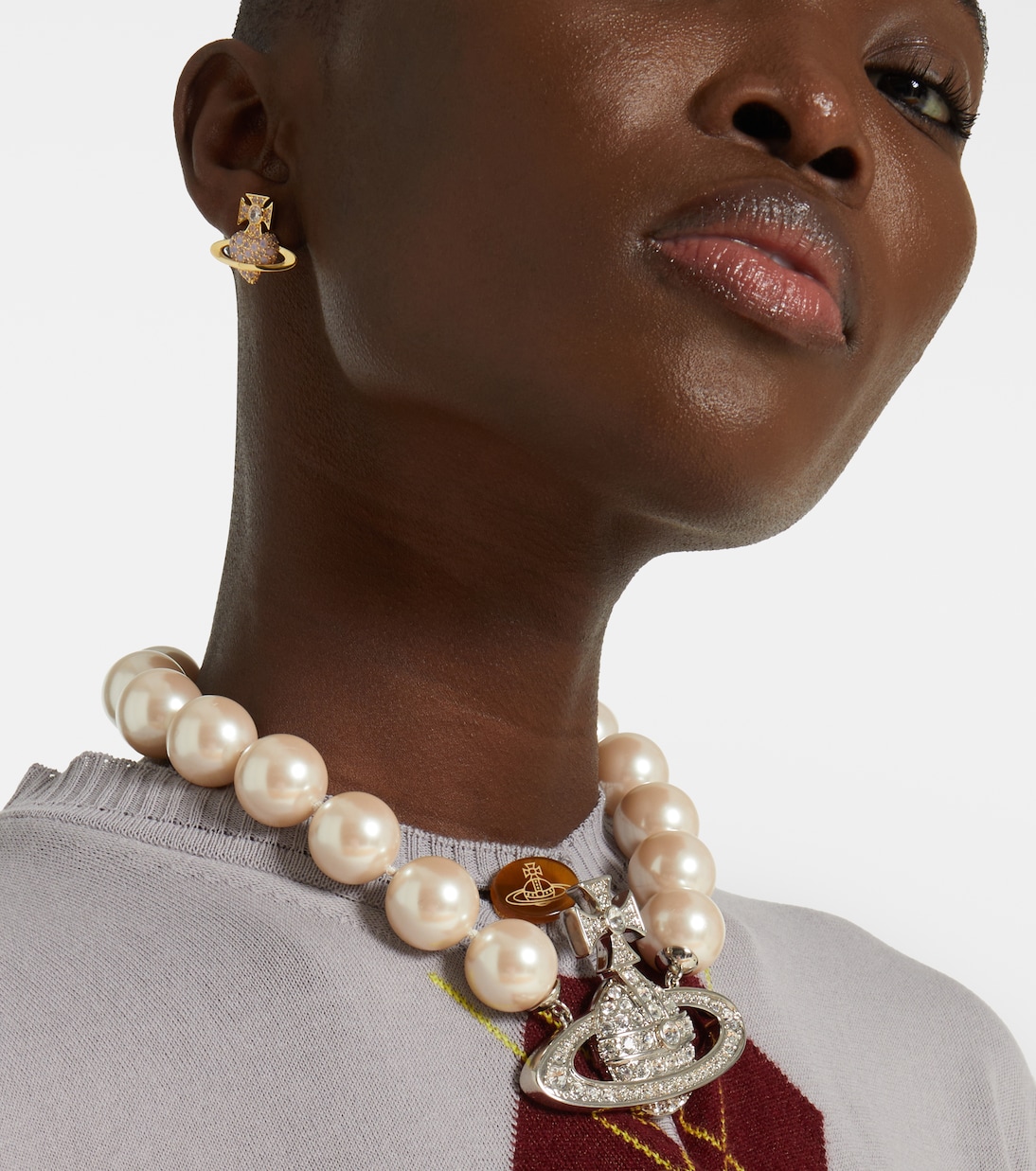 Orecchini con decorazione Orb Agnatha di Vivienne Westwood per stile giovanile