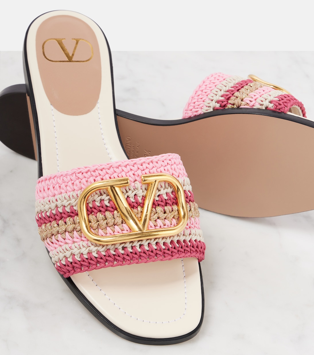 Scarpe crochet con logo V firmato Valentino Garavani, stile giovane e fresco